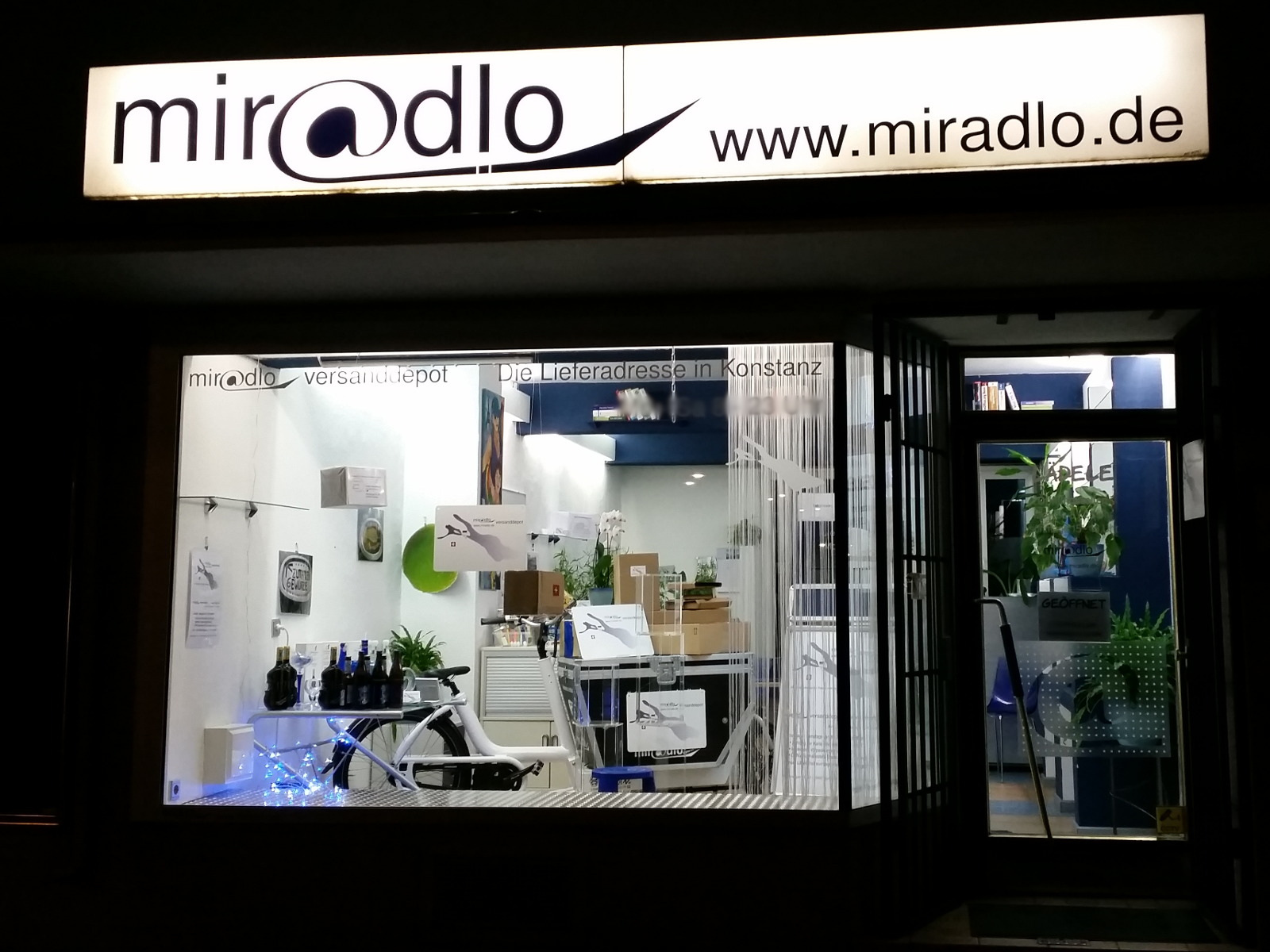 miradlo versanddepot - Die Lieferadresse in Konstanz - Mo-Sa 8-23 Uhr steht auf dem Schaufenster