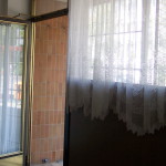 Vorm Umbau war die damalige Pfandleihe optisch sehr geschlossen, mit Brettern, Vorhängen und Gittern, miradlo 2004