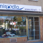 Schaufenster zu Baustellenzeiten mit täglich wechselnder Beschriftung, die auf die Eröffnung verwies. miradlo 2004