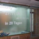 Schaufenster zu Baustellenzeiten mit täglich wechselnder Beschriftung, die auf die Eröffnung verwies. miradlo 2004