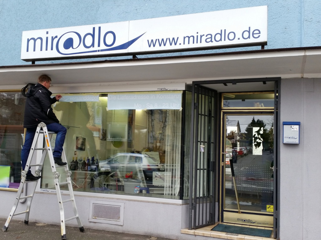 Schaufensterbeschriftung für miradlo Versanddepot - die Lieferadresse in Konstanz