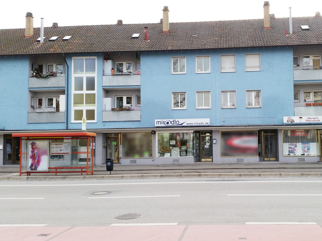 miradlo-versanddepot - Die Lieferadresse in Konstanz mit Bushaltestelle vor der Tür - Haltestelle Bismarcksteig und Schaufenster nebeneinander