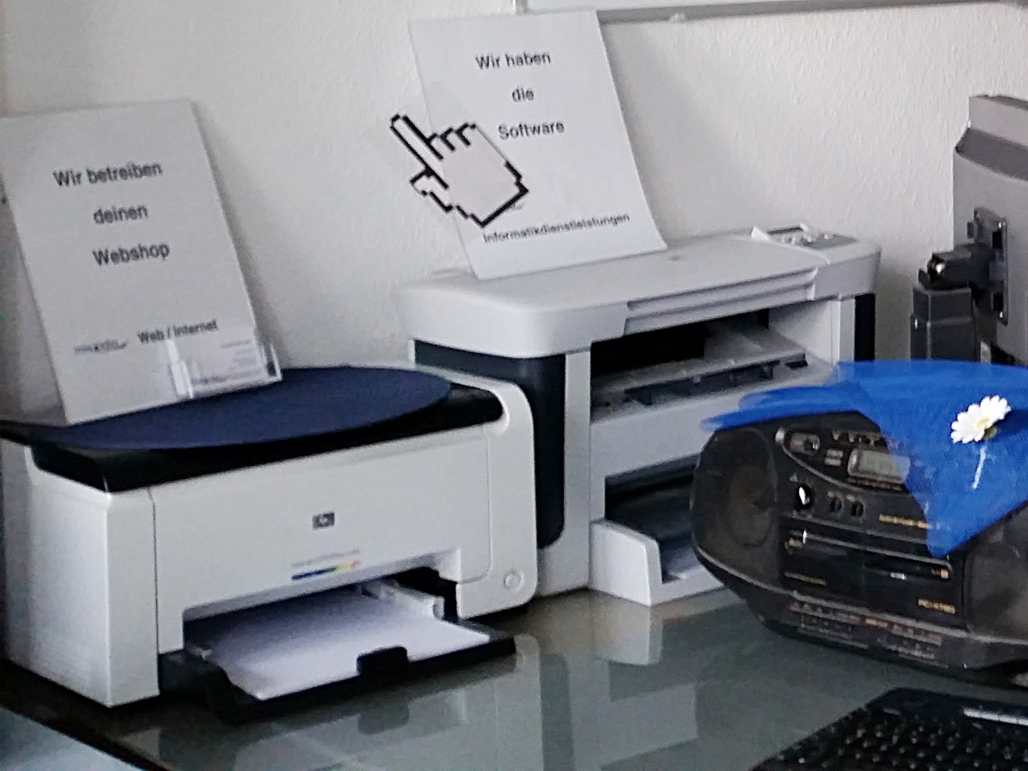 Handelsübliche Drucker für Farbe auf Papier, ein Farb- und ein Schwarz-weiß-Laserdrucker