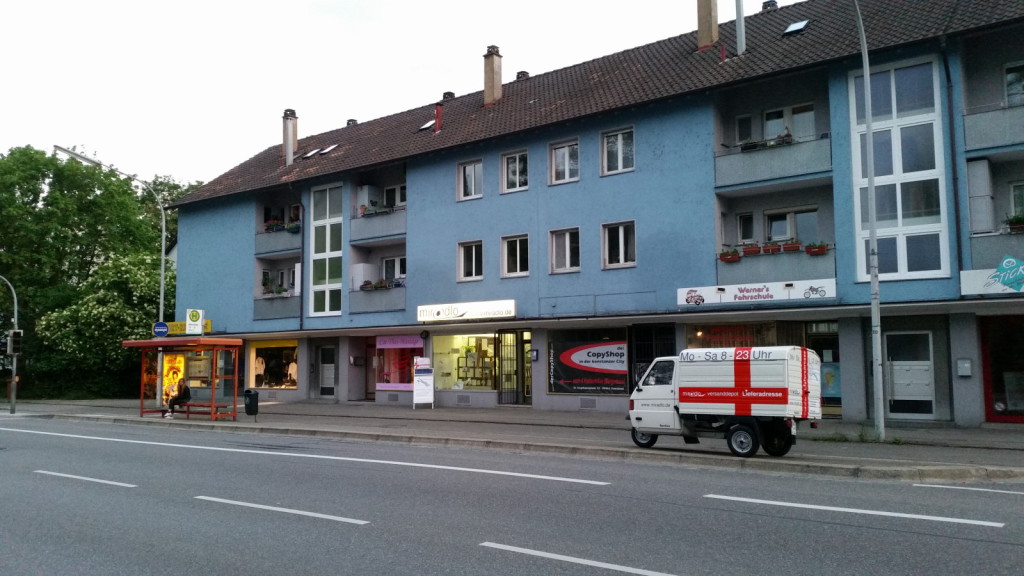 Apelina beschriftet, nahe der Bushaltestelle, vor der Tür vom miradlo-Versanddepot in der Wollmatinger Straße in Konstanz