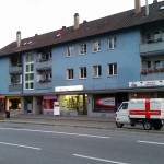 Apelina beschriftet, nahe der Bushaltestelle, vor der Tür vom miradlo-Versanddepot in der Wollmatinger Straße in Konstanz