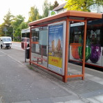 Apelina, an der Bushaltestelle, vor der Tür vom miradlo-Versanddepot in der Wollmatinger Straße in Konstanz