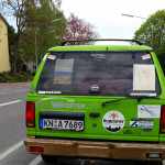Auto des Mädelsteam mit Fahrerin - Versanddepot neben örtlicher Brauerei Ruppaner - Team RallyeViators aus Konstanz bei der Allgäu-Orient-Rallye 2015 nach Amman, Jordanien