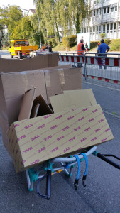 Kartonentsorgung bei unserer Lieferadresse gratis - miradlo Versanddepot Rollwagen voll Altpapier