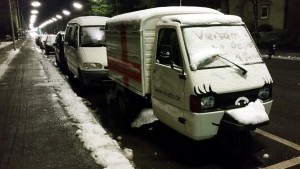 Apelina nachts mit "Versanddepot 1 Jahr :)" im Schnee auf der Windschutzscheibe, Lieferadresse Konstanz