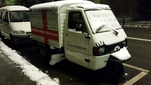 Apelina nachts mit "Versanddepot 1 Jahr :)" im Schnee auf der Windschutzscheibe, Lieferadresse Konstanz Winter