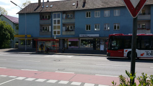 Bushaltestelle vor miradlo, der Bus kommt, miradlo Versanddepot Konstanz, Lieferadresse