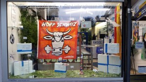 Schaufensterdeko im miradlo-Versanddepot in Konstanz zur Fußball-EM unter anderem mit Hopp-Schwiiz-Fahne