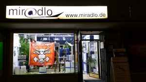 Schaufensterdeko abends im miradlo-Versanddepot in Konstanz zur Fußball-EM unter anderem mit Hopp-Schwiiz-Fahne