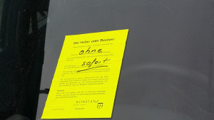 neu mit GELBEM Zettel "sofort entfernen" der Stadt, das Auto ohne Kennzeichen, jetzt seit 8 Wochen auf dem Kurzparkplatz
