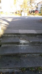 Treppe kaputt an kleinem Fußweg, Konstanz, miradlo