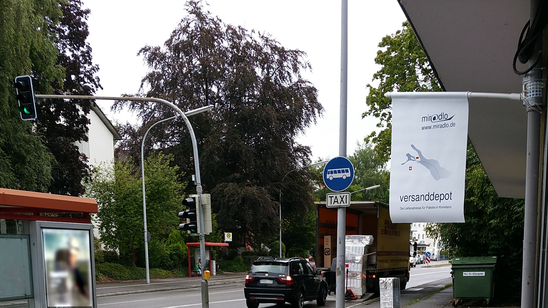 DHL, manchmal zugestellt, Zusteller beim miradlo-Versanddepot, der Lieferadresse in Konstanz