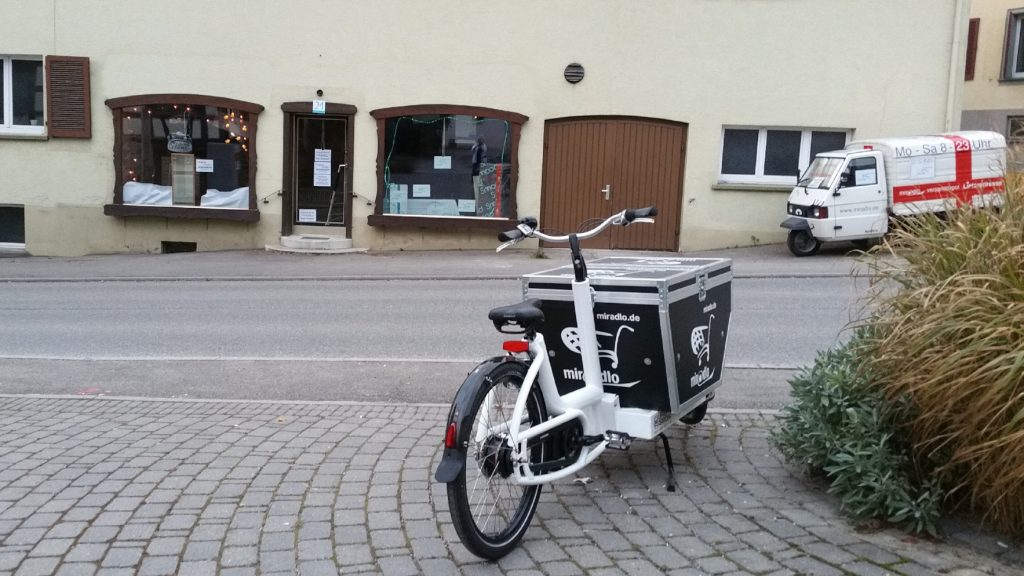 miradlo-Transportrad vor der Versanddepot-Filiale in Gottmadingen-Randegg
