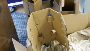 Viel mehr Verpackung als Inhalt - Verpackungswahnsinn hoch zwei oder gar hoch drei, Karton im Karton, im Karton... Fundstück - miradlo Versanddepot
