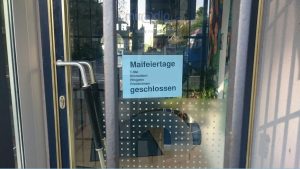 Schild mit Feiertagshinweisen an der Ladentür - miradlo-Versanddepot, Lieferadresse in Konstanz