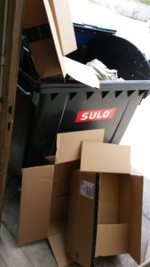Verpackungswahnsinn, 10 einzelne Lieferungen von LED-Röhren füllen einen Altpapiercontainer - Totalausfall 