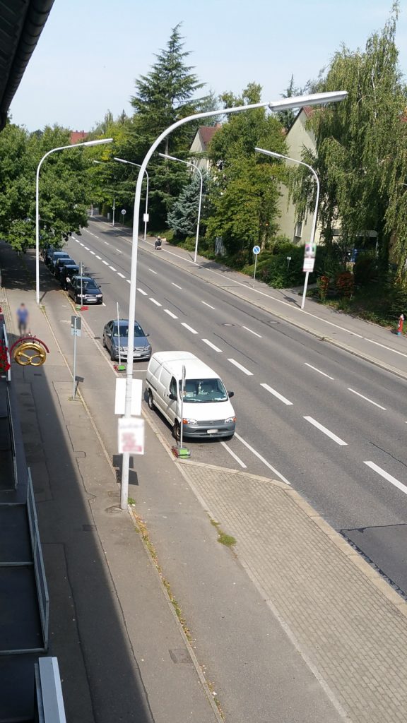 Parken am 1.9. tagsüber eingeschränkt wegen Baustelle vorm miradlo Versanddepot Konstanz - Kurzparkplatz, Parkreihe vorm Laden