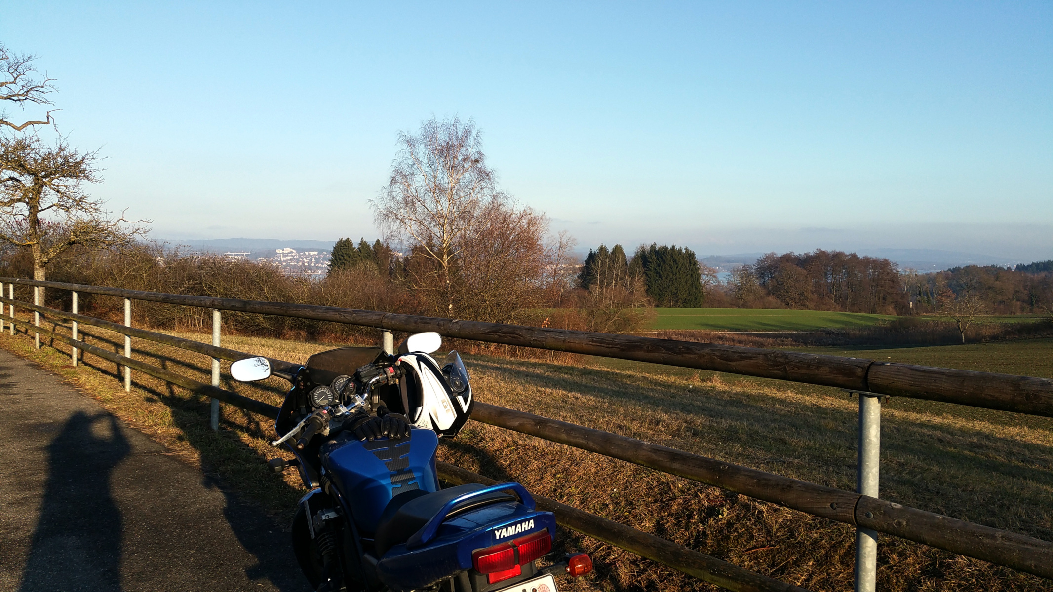 Motorrad, See, Schatten - miradlo Versanddepot - Motocross-Adventskalender