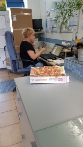 DHL-Kunde bringt einfach so Pizza... miradlo-Versanddepot Konstanz