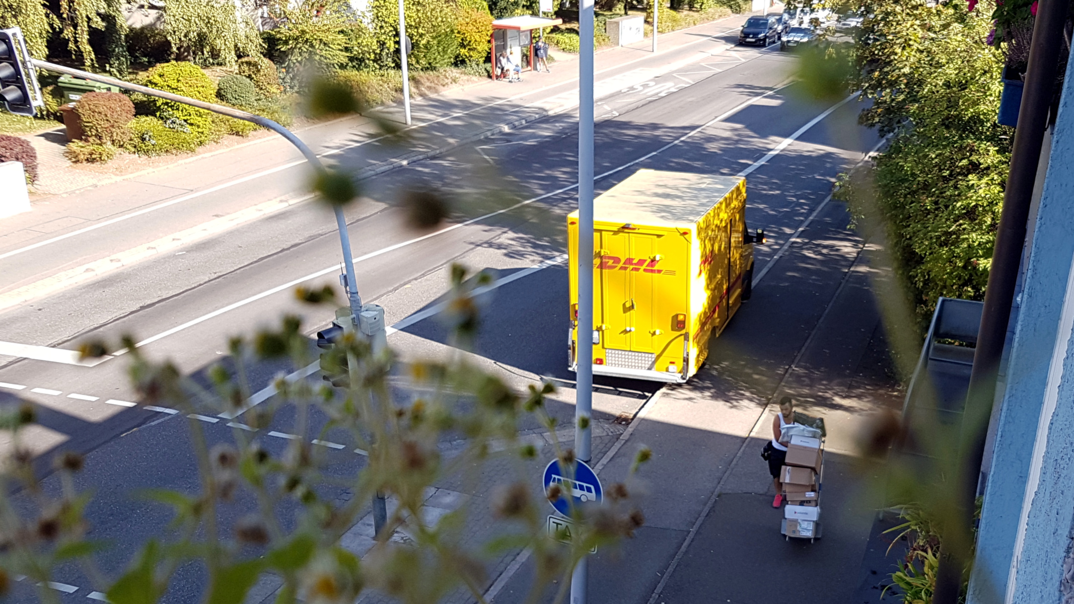 Einer von mehreren DHL-Zustellern täglich, mit Paketen - miradlo-Versanddepot Konstanz