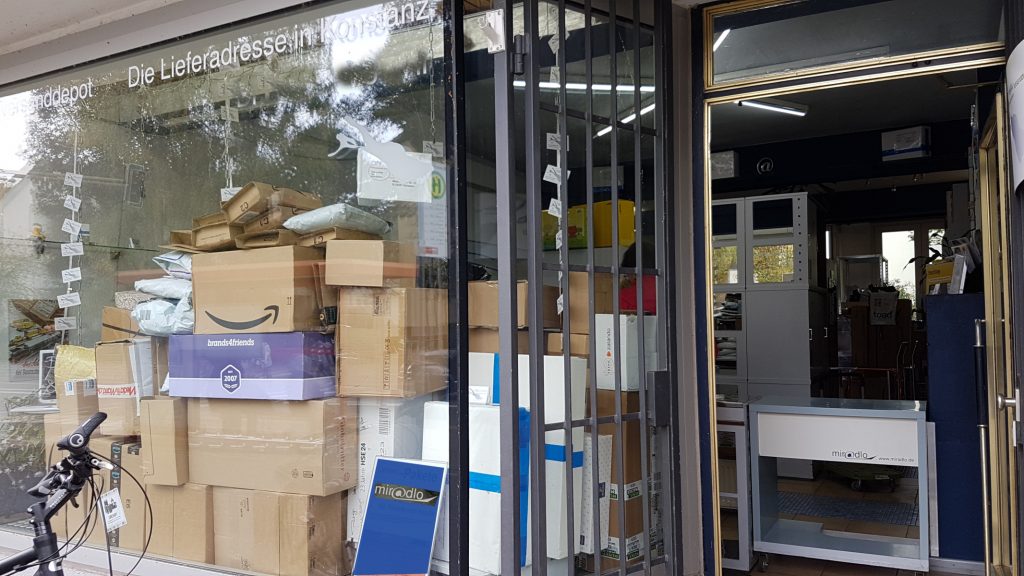 Pakete, sehr viele Pakete in einem Schaufenster miradlo Versanddepot, damals in 2019